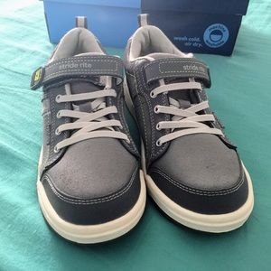 Stride Rite Made2Play Kaleb Size 2.5 M (New)